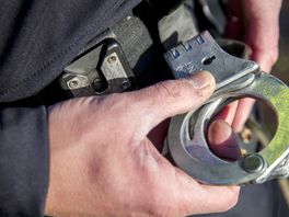 Politie dreigt met stoomstootwapen om verdachte van zware mishandeling aan te houden