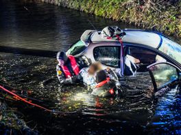 112-nieuws | Brandweer haalt vrouw uit te water geraakte auto