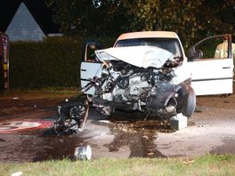 112-nieuws: Politie ramt slingerende auto op A16 en redt bestuurder I Auto crasht tegen 50 kilometerbord in Oostvoorne