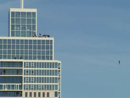 Kijk terug! Koorddanser maakt spectaculaire oversteek boven Maas in Rotterdam