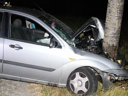 Automobilist crasht tegen boom bij Sluis