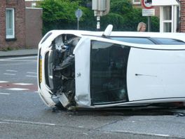 Auto ramt verkeerslicht Almelo, bestuurder gewond