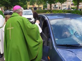 Auto's worden gezegend bij kerk in Voorschoten: 'Bijzondere traditie'