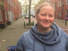 Straatwijs: Lobke Zandstra (PvdA Hoogheemraadschap Delfland) in Wolterbeekstraat: 'Meer tegelwippen'