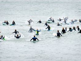 Indrukwekkend eerbetoon aan overleden surfers: 'Ceremonie om leven te vieren'