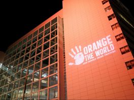 Oranje gekleurd stadhuis vraagt aandacht voor geweld tegen vrouwen: 'Moeten de schaamte doorbreken'