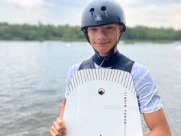 Lucas (15) stunt op zijn wake-board op weg naar het NK
