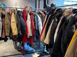 In anderhalve dag ruim 200 gratis jassen afgehaald in weggeefwinkel: 'Kom doneren'