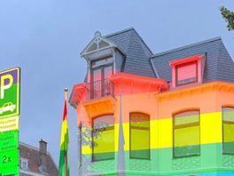 Gevel van ambassade Hongarije in regenboogkleuren
