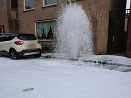 Brandkraan opengedraaid in Spoorwijk: witte straat door afwasmiddel bij water