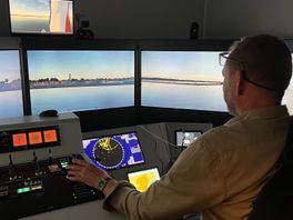 Kapiteins en stuurlui van Doeksen oefenen incidenten op een simulator