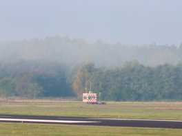 Landing eerste Embraer 175-vliegtuig op Twente Airport uitgesteld door dichte mist