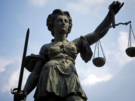 Vuurwapens, tasers, boksbeugels en stiletto's: celstraf geëist tegen drie Utrechters voor wapenhandel