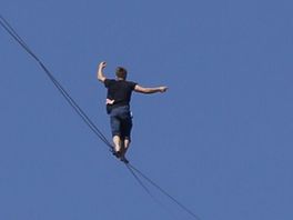 Koorddanser steekt op grote hoogte de Maas over: 'Angst was het laatste waaraan ik dacht'