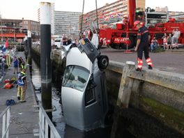 Auto neemt een 'duik' in Scheveningse haven