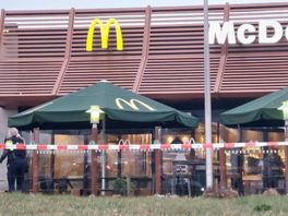 Schutter dubbele moord McDonald's Zwolle vol in beeld van beveiligingscamera