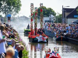 Corsoboten versierd met bloemen, groenten en planten varen zondag door Haagse wateren