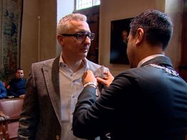 Erepenning voor Geert-Jan die zijn buurvrouw uit vier meter diepe sinkhole redde