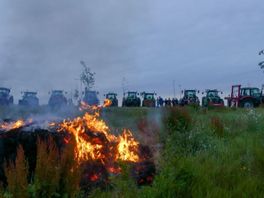 Boeren steken op meerdere plaatsen hooibalen in brand langs autowegen