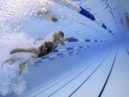 Oudste LHBTIQ-zwemvereniging zit in Den Haag en bestaat 30 jaar: 'Hier ben je niet de uitzondering'