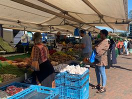 Rotterdamse marktkoopvrouw pleit voor winkelen zonder plastic: 'Na een marktdag moet ik huilen van de troep'