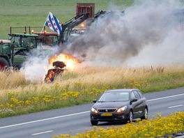 Hooibalen in brand langs de weg, Rijkswaterstaat waarschuwt verkeer