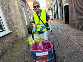 Met haar rollator prikt Renée afval van de straten op Flakkee: 'Het wordt een soort ziekte, je gaat alles zien'