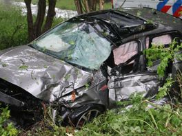 112-nieuws | Auto schiet van weg en eindigt tussen bomen - Wapens in beslag genomen na ruzie