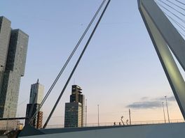 Man hangt aan kabel over de Nieuwe Maas in Rotterdam