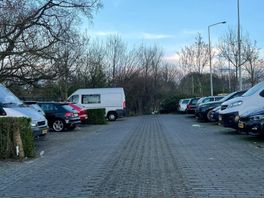 Afwerkplek en kapotte auto's: buurt wil dat parkeerplaats bij Zuiderpark betaald parkeren wordt