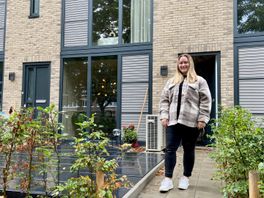 Jacobine (26) woont in starterswoning uit fabriek: 'Het is knus, betaalbaar en alles is van hout'