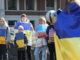 'Stop de oorlog in Oekraïne', demonstranten spreken steun uit bij Vredespaleis