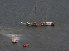 Zeilschip bij Schiermonnikoog loopt vast; alle opvarenden van boord