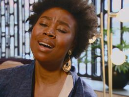 Rotterdamse zangeres Ntjam Rosie gooit roer om: 'Ik heb me altijd een nepperd gevoeld'