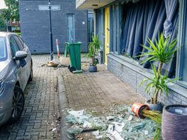 Explosie richt veel schade aan bij woning in IJsselstein, politie onderzoekt motief