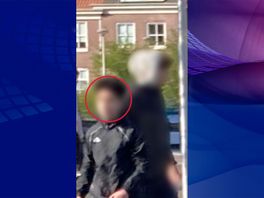 Agressieve jongen slaat volwassen mannen in gezicht