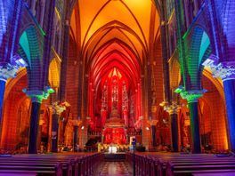 Zwolse Dominicanenkerk in regenboogkleuren verlicht