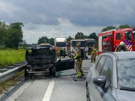 Auto knalt op vrachtwagen en vliegt in brand