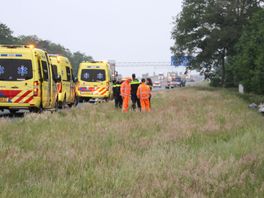 Meerdere gewonden na ongeluk op A35: auto belandt na botsing op de kop in berm