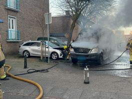 Taxibus brandt uit in Van der Gaagstraat, zeker twee andere auto's zijn beschadigd