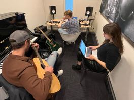 Na twee jaar is het Booster Festival terug in Enschede: "Hier loopt de nieuwe Jeangu Macrooy"