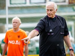 Oud-scheidsrechter Van der Ende over 50 jaar gele kaarten: 'Blijft bij de spelers langer hangen'