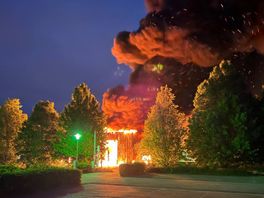 Grote brand verwoest distributiecentrum boodschappenbezorger Picnic in Almelo