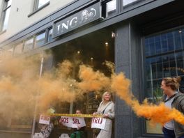 Extinction Rebellion protesteert tegen ING in Utrecht, politie verwijdert één actievoerder