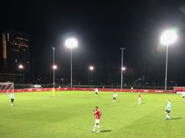 Jong FC Utrecht wint dankzij penalty van Helmond Sport (3-2), rentree Tommie St. Jago