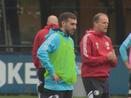 VIDEO: Feyenoord traint met kleine groep, aanvoerder Kökcü doet volop mee