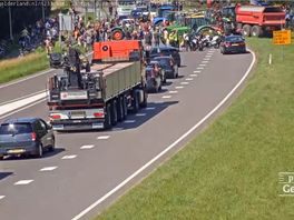 Liveblog boerenprotest: verkeerschaos op Rijnbrug Rhenen, actievoerders willen overnachten bij distributiecentra