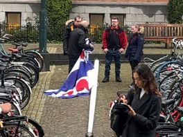 Fryske flagge fuorthelle by universiteitsgebou yn Grins