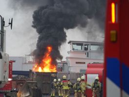 Grote container met lithiumbatterijen in brand in Zwartsluis