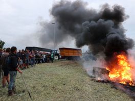 112-nieuws | Boeren steken hooibalen in brand langs A12 - Trekker blokkeert sloot in Wassenaar